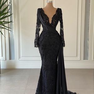 I’m selling this beautiful dress only wore once for my bday it’s a size 6